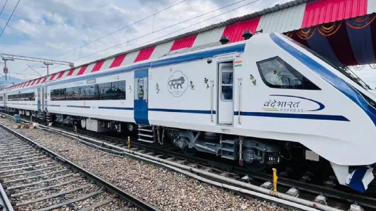 आपण ज्या वेगवान, चकचकीत, वंदे भारत ट्रेनमधून प्रवास करतो, त्याचा खरा मालक कोण आहे याचा तुम्ही कधी विचार केला आहे का? ती थेट भारतीय रेल्वेच्या मालकीची आहे की की त्यामागे दुसरी काही कथा आहे? चला जाणून घेऊया..