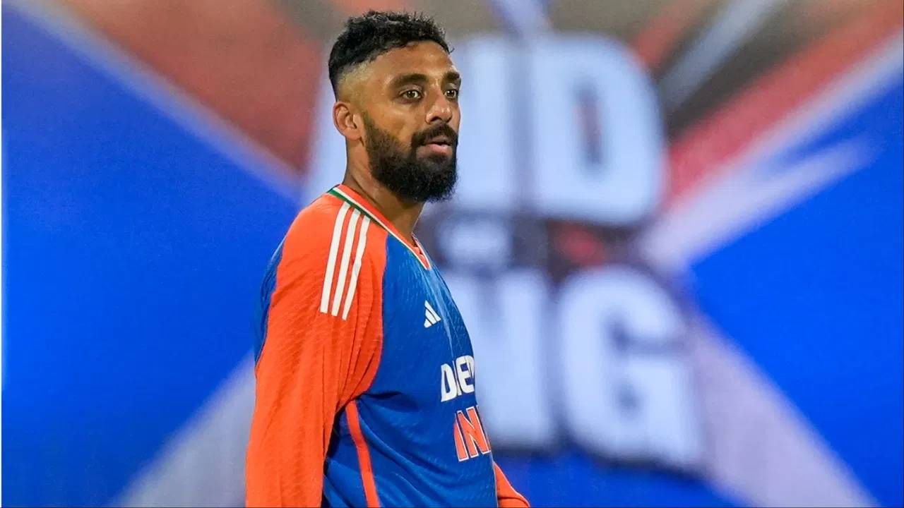 आशिया कप 2025 स्पर्धा सुरु असून भारतीय संघाने दोन सामने खेळले आहेत. दोन्ही सामन्यांच्या प्लेइंग 11 मध्ये वरुण चक्रवर्ती होता. वरुणने दोन सामन्यात दोन विकेट घेतल्या. त्याचा इकोनॉमी रेटही चांगला आहे. वरुण चक्रवर्ती पॉवर प्ले आणि डेथ ओव्हरमध्येही गोलंदाजी करतो. असं असताना वरुण चक्रवर्तीला आनंदाची बातमी मिळाली आहे. (Photo- PTI)