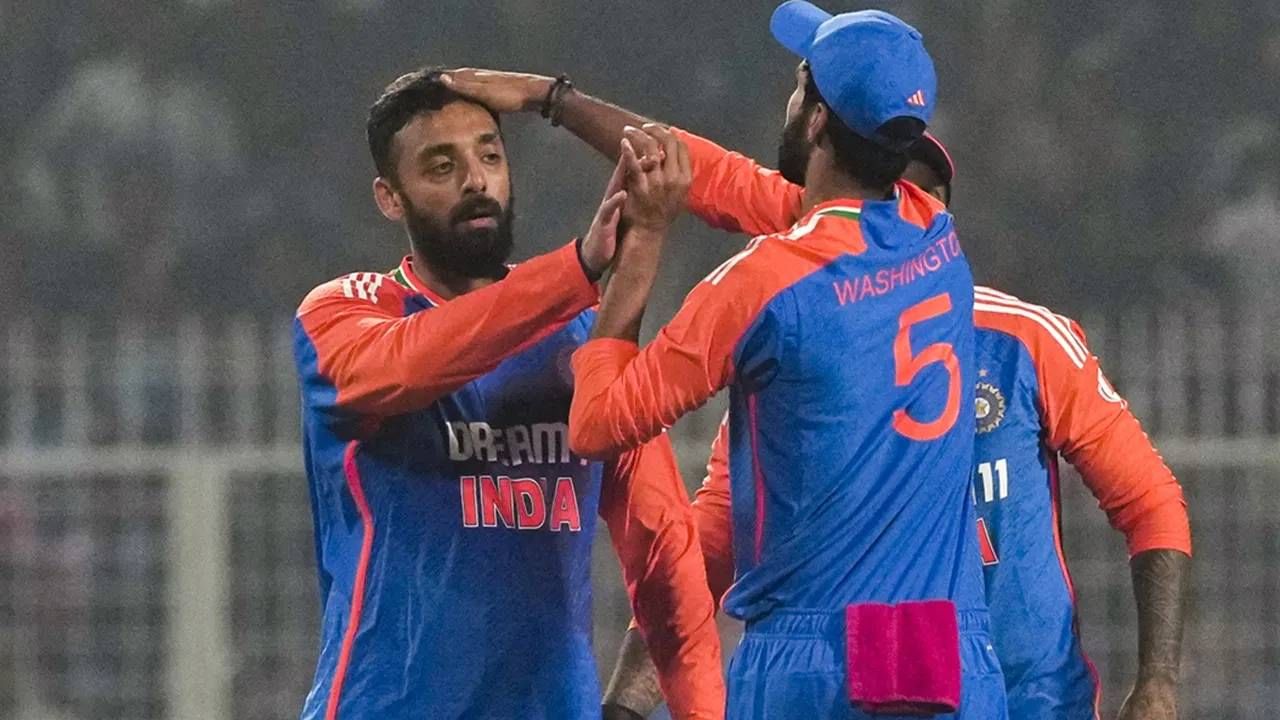 वरुण चक्रवर्ती हा टी20 गोलंदाजांच्या क्रमवारीत नंबर 1 होणारा तिसरा भारतीय खेळाडू आहे. याआधी जसप्रीत बुमराह आणि रवी बिश्नोई यांनी ही कामगिरी केली आहे.आता रवी बिश्नोई हा आठव्या क्रमांकावर आहे. तर अक्षर पटेल बाराव्या स्थानावर आहे. (Photo- PTI)