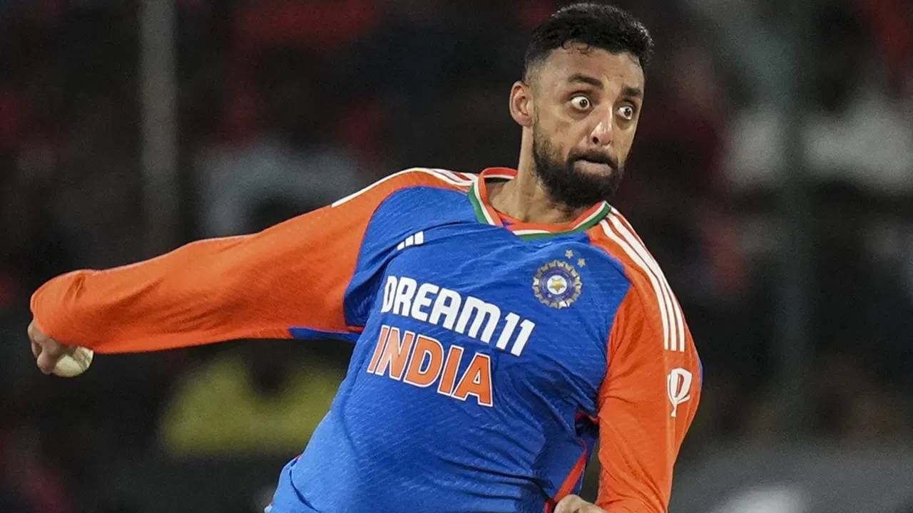 वरुण चक्रवर्तीच्या शिरपेचात मानाचा तुरा खोवला गेला आहे. वरुण चक्रवर्तीला जगातील नंबर 1 टी20 गोलंदाज होण्याचा मान मिळाला आहे. वरुण चक्रवर्तीने न्यूझीलंडच्या जेकब डफीला मागे टाकले आहे.वरुण चक्रवर्ती 733 गुणांसह अव्वल स्थानावर पोहोचला आहे. (Photo- PTI)