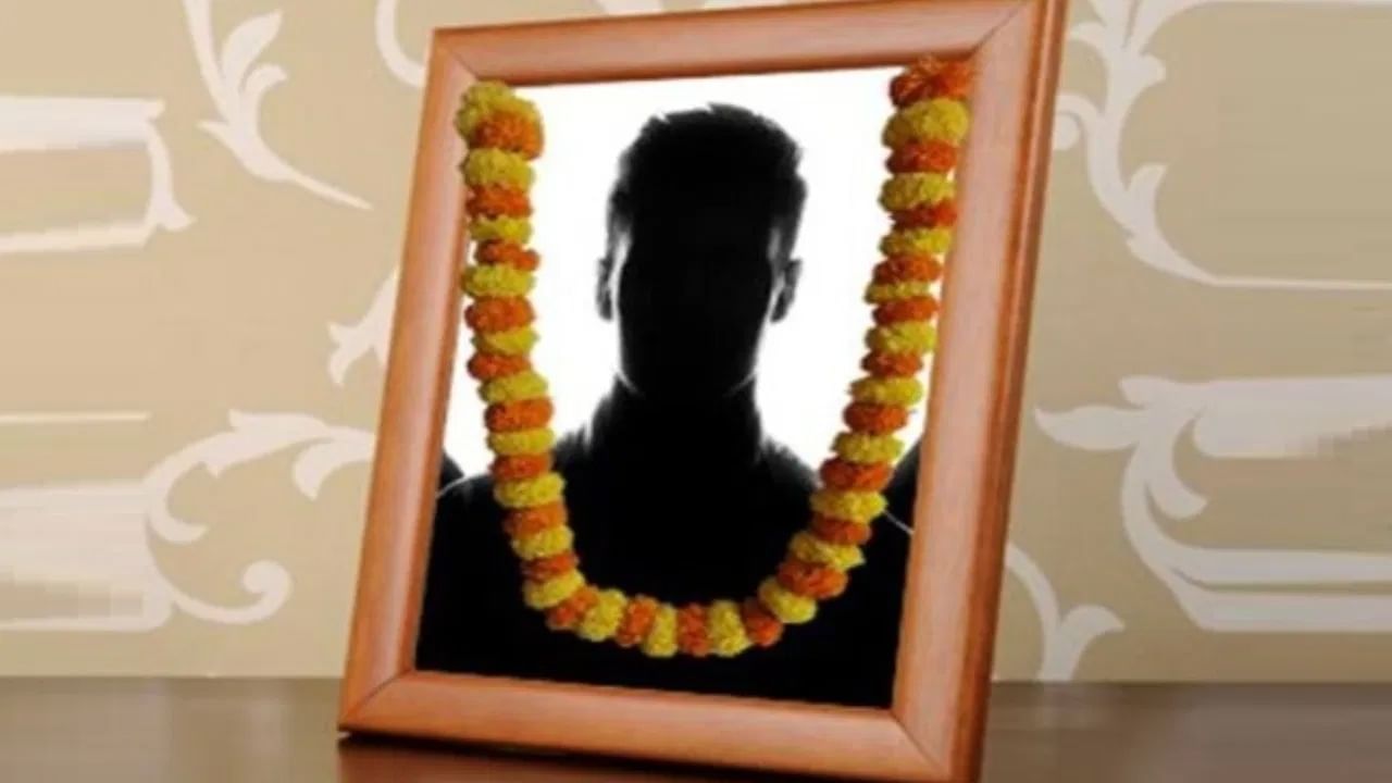 अनेक घरांमध्ये आपल्या दिवंगत पूर्वजांचे फोटो आदराने लावले जातात. आपल्या पूर्वजांच्या आठवणी जपण्यासाठी आणि त्यांचा आशीर्वाद घरात राहावा, यासाठी आपण त्यांचे फोटो लावत असतो. वास्तुशास्त्रानुसार, हे एक अत्यंत शुभ कार्य मानले जाते.