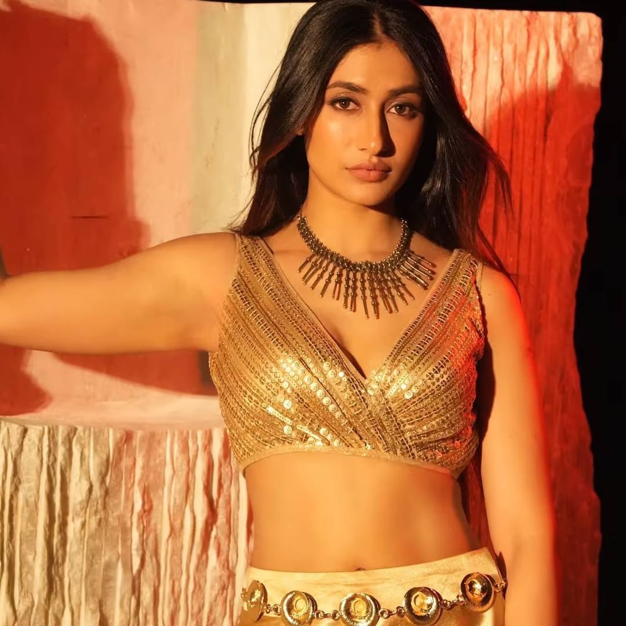 शो मध्ये धनश्रीच्या व्यक्तीगत आयुष्याबद्दल खूप बोललं जातय. काही स्पर्धक युजवेंद्र चहलसोबतच्या तिच्या घटस्फोटावर बोलले. अभिनेत्री आहाना कुमरा सुद्धा धनश्रीबद्दल अनेकदा बोललीय. ती सर्व मुलांसोबत बनवून ठेवते असं आहाना कुमरा म्हणाली. 