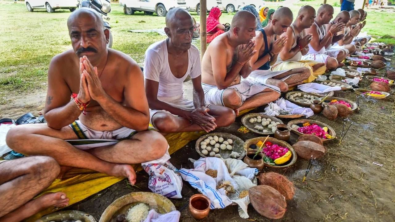  गरुड पुराणानुसार, जर पितरांच श्राद्ध केलं नाही,तर दिवंगत आत्मा प्रेत योनीमध्ये राहू शकतात. त्यामुळे कुटुंबाला वेगवेगळ्या अडचणींचा सामना करावा लागू शकतो. सोबतच पितृ दोष लागू शकतो. त्यामुळे आरोग्य, धन आणि नात्यांमध्ये अडचणी येतात.  