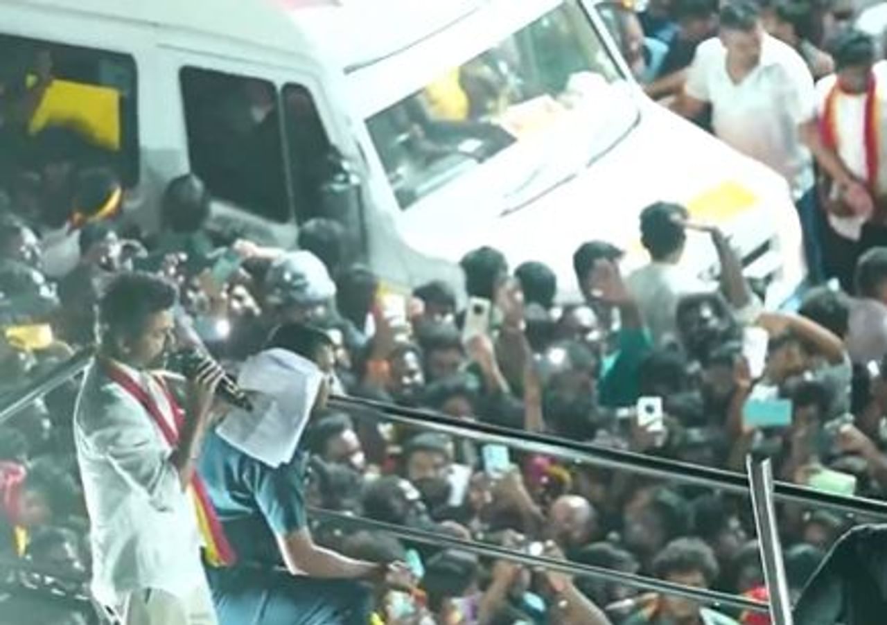 तामिळनाडूचे अभिनेता आणि राजकारणात सक्रीय झालेल्या विजय थलपती यांच्या करूर येथील रॅलीमध्ये मोठी चेंगराचेंगरी झाली आहे. या चेंगराचेंगरीमध्ये तब्बल 20 लोकांचा मृत्यू झाल्याचे समोर आले आहे. या घटनेनंतर आता तामिळनाडूमध्ये राजकीय पडसाद उमटत आहेत. 