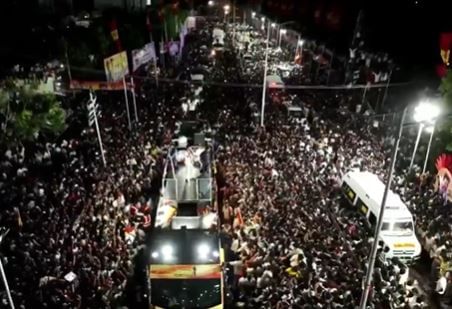 मिळालेल्या माहितीनुसार विजय थलपतीची करूर येथे एक मोठी सभा आयोजित करण्यात आली होती. या सभेला लाखो लोक जमा झाले होते. प्रमाणापेक्षा जास्त लोक जमा झाल्याने या गर्दी अनियंत्रित झाली. त्यानंतर अचानकपणे चेंगराचेंगरी सुरू झाली. 