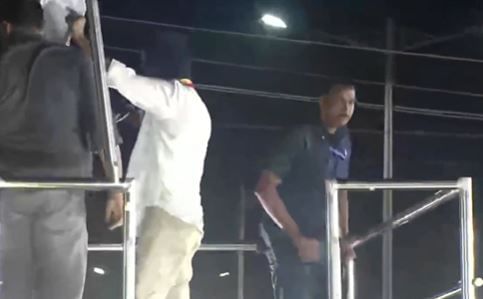 या दुर्घटनेत मृत्यू झालेल्यांमध्ये दोन लहान मुलांचाही समावेश असल्याचे समोर आले आहे. विजय थलपती या सभेला संबोधित करत होते. मात्र अचानक लोकांमध्ये चेंगराचेंगरीला सुरुवात झाली. यात विजय थलपतीच्या पक्षाचे काही कार्यकर्ते तसेच इतर लोक बेशुद्ध झाले. ही बाब विजय थलपतीच्याही लगेच लक्षात आली. 