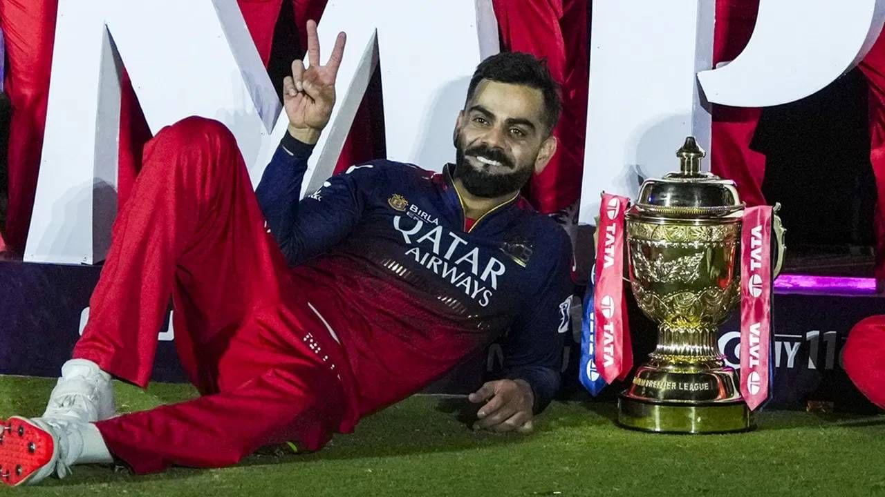 विराट कोहली एका इंटरव्यूमध्ये हे सुद्धा म्हणालेला की, रस्त्यावर, सार्वजनिक ठिकाणी जाण्यासाठी तरसतो. म्हणूनच कदाचित हा खेळाडू सध्या भारतापेक्षा पण जास्त वेळ इंग्लंडमध्ये घालवतो.(PC-PTI)