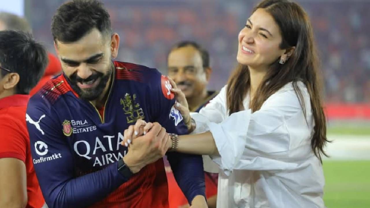 एकूण संपत्तीच्या बाबतीत विराट कोहलीने त्याची पत्नी अनुष्काला मागे टाकले आहे. विराट केवळ क्रिकेटपटू नाही तर तो भारतातील सर्वात श्रीमंत खेळाडूंपैकी एक आहे. त्यांची एकूण संपत्ती अंदाजे 1050 कोटी रुपये आहे. तो दरवर्षी बीसीसीआयकडून 7 कोटी रुपये आणि आयपीएलमधून 21 कोटी रुपये कमवतो.