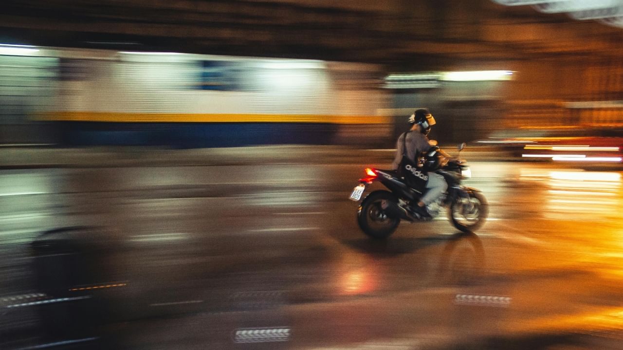 आपल्यापैकी अनेकांना रात्री नाईट आऊट मारायला प्रचंड आवडतं. शांत रस्ते, भयाण अंधार आणि किलबिलाट नसलेले वातावरणाची मजा काही वेगळीच असते. पण, तुम्हाला माहीत आहे का आपल्या धार्मिक ग्रंथांमध्ये विशेषतः विष्णु पुराणात, रात्रीच्या प्रवासाबाबत काही महत्त्वाचे नियम सांगितले आहेत. जर तुम्ही हे नियम पाळले नाहीत, तर तुमच्या मजेमुळे तुमच्यावर आयुष्यभर पश्चात्तापाची वेळ येऊ शकते.