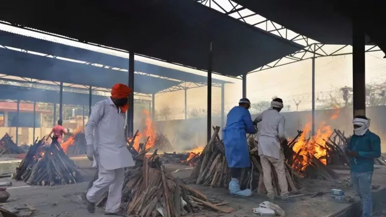 कारण स्मशानभूमीमध्ये नेहमीच एक प्रकारची नकारात्मक ऊर्जा असते. जी रात्रीच्या वेळी अधिक सक्रिय होते. ही ऊर्जा आपल्या मनावर आणि मेंदूवर वाईट परिणाम करू शकते.  ज्यामुळे आपले विचार आणि भावना दोन्ही नकारात्मक होऊ शकतात.