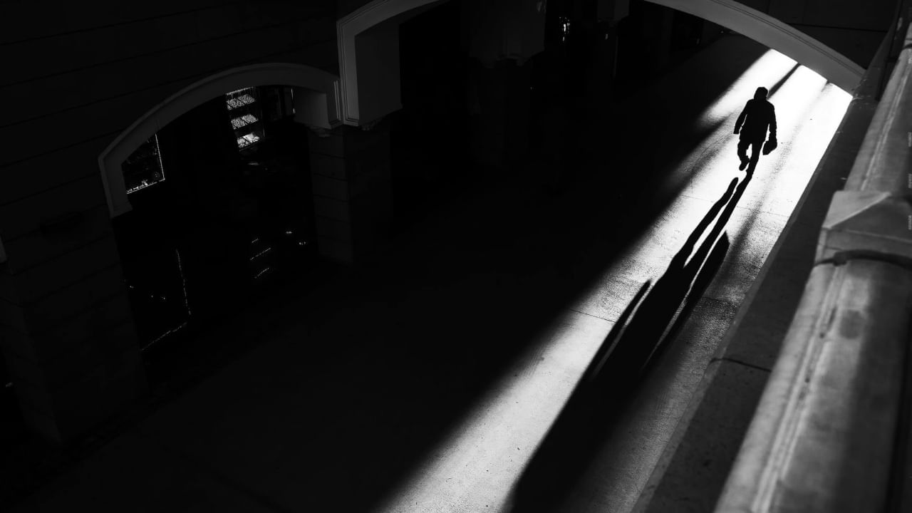 रात्रीच्या वेळी चौकात, निर्मनुष्य रस्त्यांवर फिरताना खूप मजा वाटते. पण विष्णु पुराणात याबद्दल एक गंभीर इशारा देण्यात आला आहे. रात्रीच्या वेळी या अशा ठिकाणी जादूटोणा किंवा तंत्र-मंत्राचे प्रयोग केले जातात. या ठिकाणी नकारात्मक शक्तींचा वावर असतो.