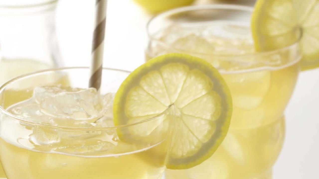  वजन कमी करण्यासाठी कोमट पाण्यात लिंबू मिक्स करून पिणे फायदेशीर ठरते. विशेष म्हणजे पचनशक्ती वाढण्यासही मदत होते. 