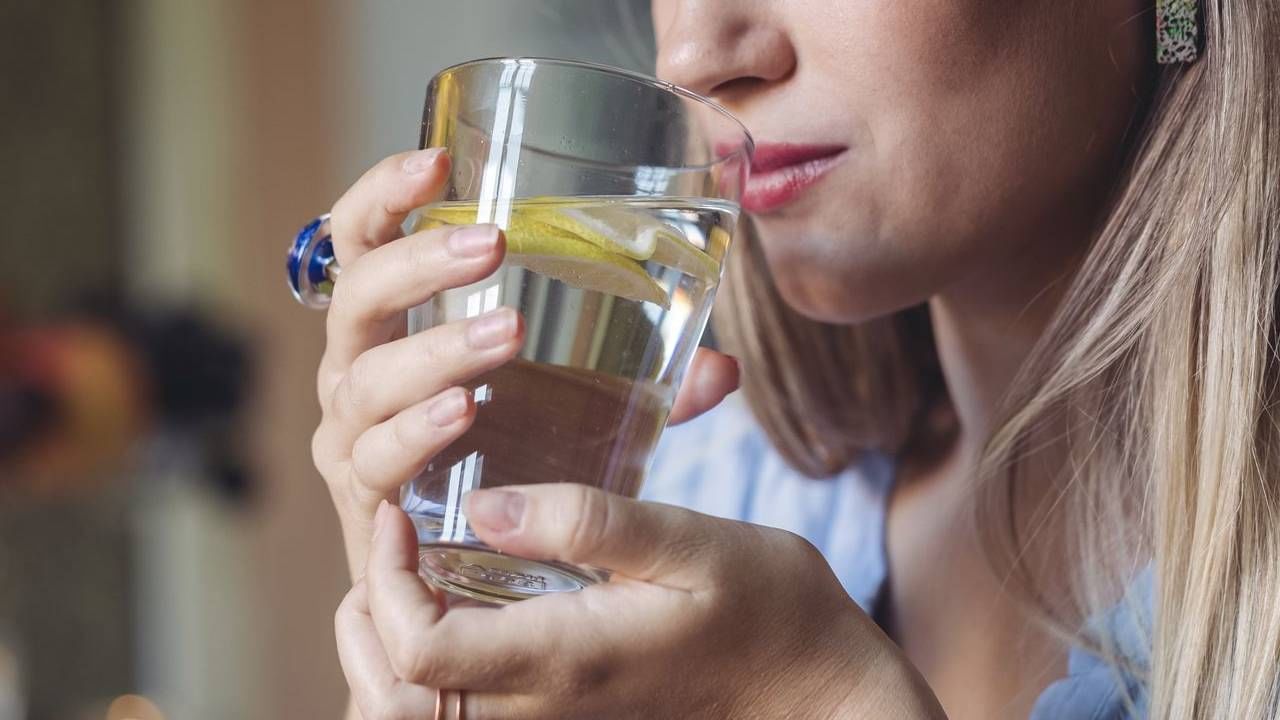 विशेष म्हणजे कोमट पाण्यात लिंबू मिक्स करून पिल्याने रोगप्रतिकारक शक्ती वाढण्यास मदत होते. याशिवाय हे त्वचेसाठीही फायदेशीर ठरते. 