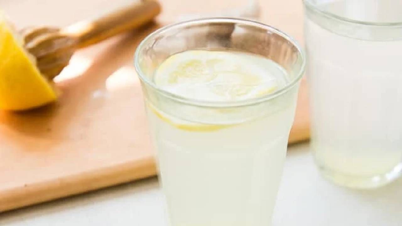 कोमट पाण्यात लिंबू मिक्स करून पिणे आरोग्यासाठी अत्यंत फायदेशीर आहे. यामुळे आरोग्याच्या अनेक समस्या दूर होण्यास मदत होते. 