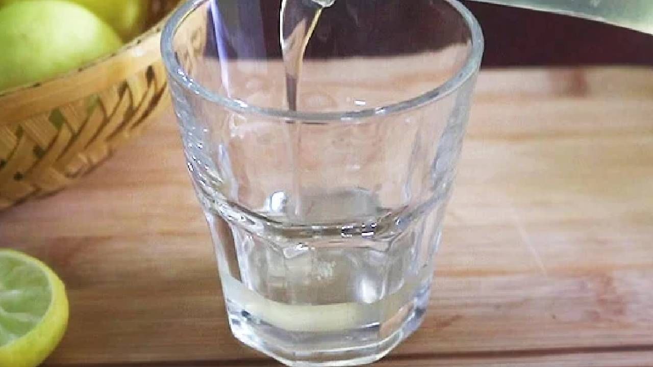 बरेच लोक आपल्या सकाळची सुरूवात ही कोमट लिंबू पाण्याने करतात. खरोखरच कोमट पाण्यात लिंबू मिक्स करून पिणे आरोग्यसाठी फायदेशीर आहे का? हे जाणून घेऊयात. 