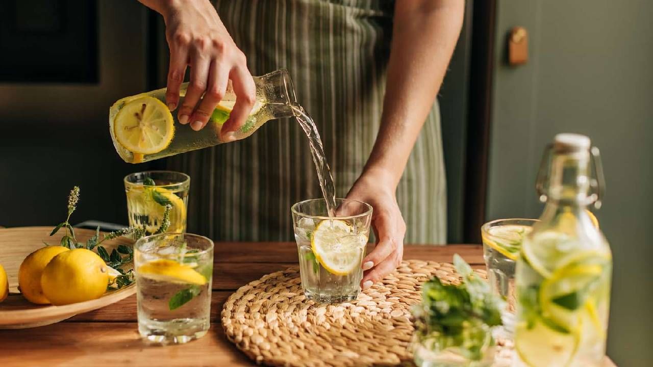 लिंबूमध्ये व्हिटामिन सी जास्त आहे. जे आरोग्यासाठी फायदेशीर आहे. दररोज सकाळी कोमट पाण्यात लिंबू मिक्स करून पिणे फायदेशीर ठरते. 