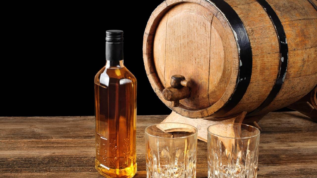 Whisky : व्हिस्की नेहमी लाकडी बॅरेलमध्ये का ठेवतात ? मद्यप्रेमींनाही माहीत नसेल हे कारण Whisky : व्हिस्की नेहमी लाकडी बॅरेलमध्ये का ठेवतात ? मद्यप्रेमींनाही माहीत नसेल हे कारण