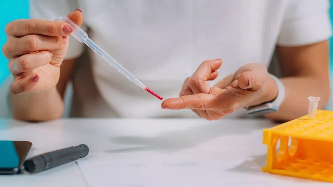 पांढऱ्या पेशी कमी झाल्यात; झटपट वाढवण्यासाठी हे पान ठरेल तुमच्यासाठी संजीवनी पांढऱ्या पेशी कमी झाल्यात; झटपट वाढवण्यासाठी हे पान ठरेल तुमच्यासाठी संजीवनी