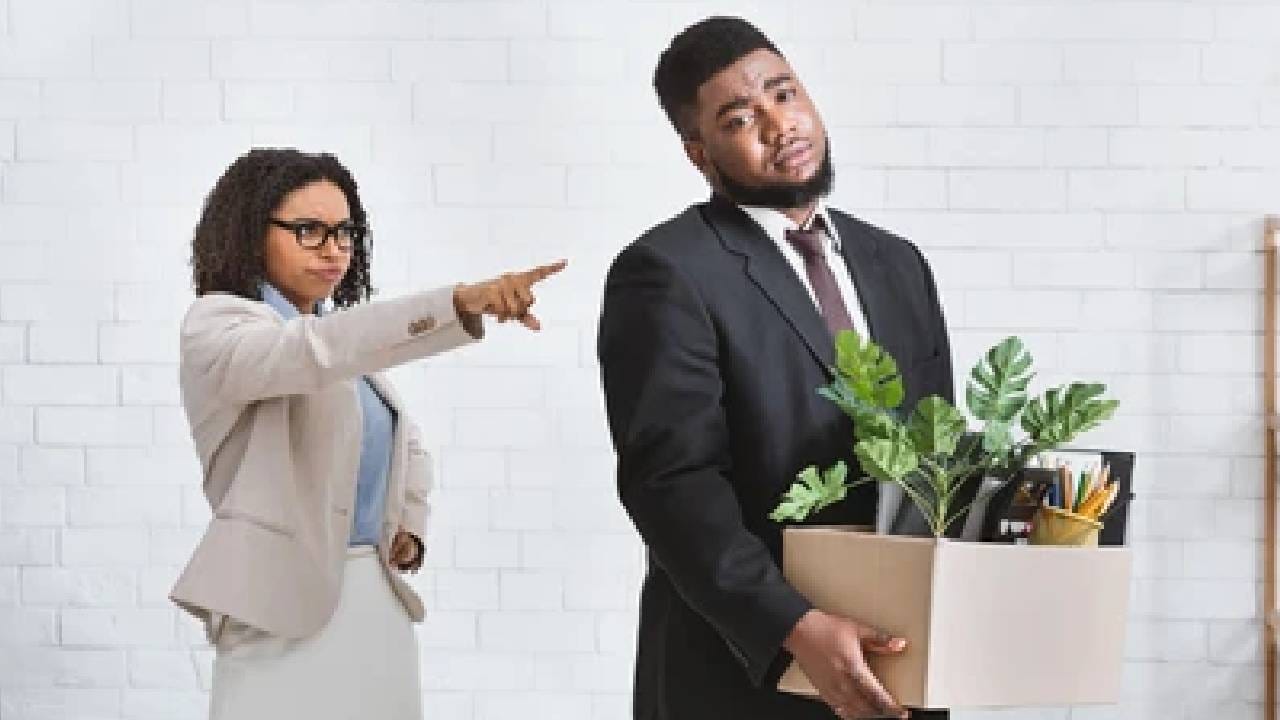 आधी प्रमोशनचं प्रॉमीस, मग दिला नकार, संतापलेल्या महिलेने कंपनीच विकत घेतली आणि बॉसला.. आधी प्रमोशनचं प्रॉमीस, मग दिला नकार, संतापलेल्या महिलेने कंपनीच विकत घेतली आणि बॉसला..