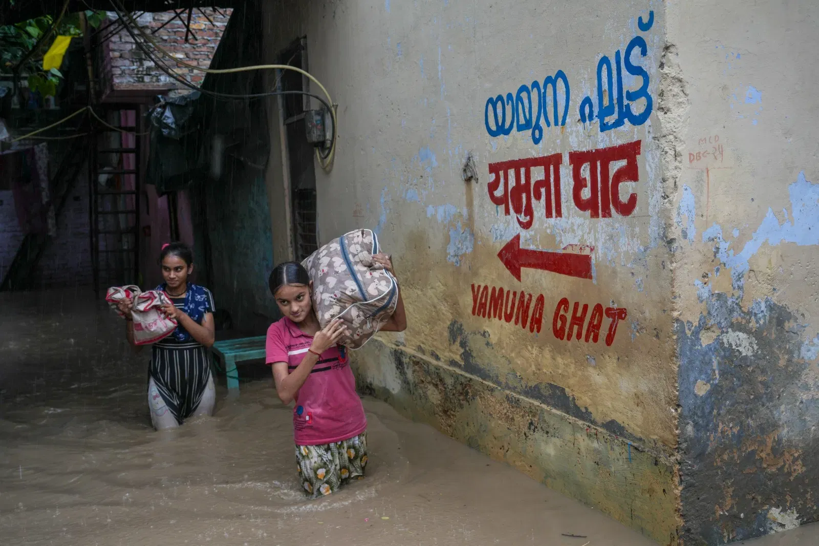 मयूर विहारमधील स्थानिकांनी पुराबाबत बोलताना म्हटले की, 'मंगळवारी रात्री 3 वाजता अचानक पाणी आणखी वाढले. त्यामुळे पाणी घरात शिरले. त्यामुळे काही लोकांना मदतीसाठी उभारण्यात आलेल्या छावण्यांमध्ये ठेवण्यात आले आहे. (फोटो-PTI)