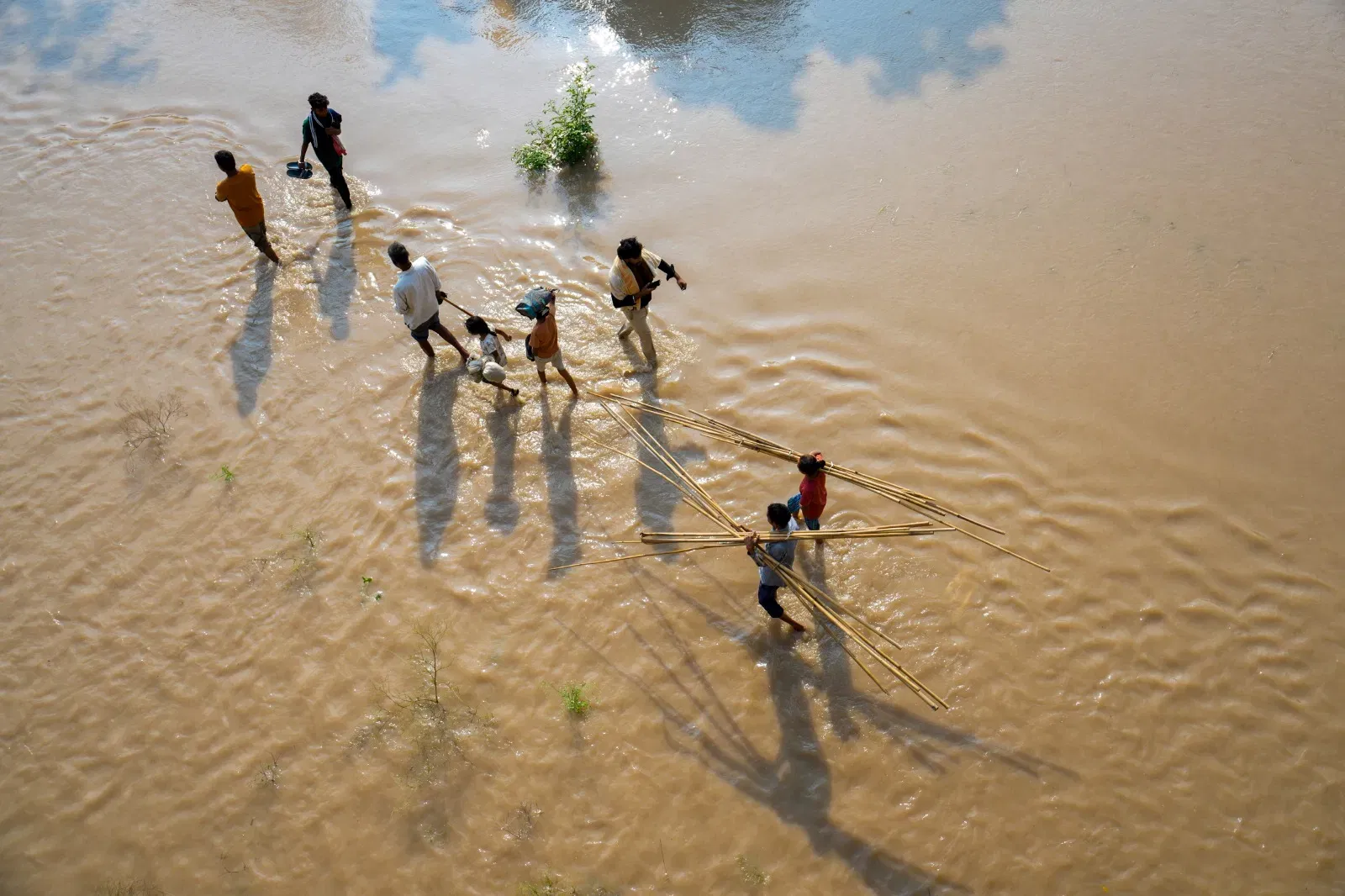 यमुना नदीच्या पाण्याची पातळी वाढत आहेत त्यामुळे. असगरपूर, मंगरोली आणि छपरौली गावांसह, सेक्टर-128 आणि सेक्टर-135 मधील आलिशान फार्ममध्येही पाणी शिरले आहे. (फोटो-PTI)