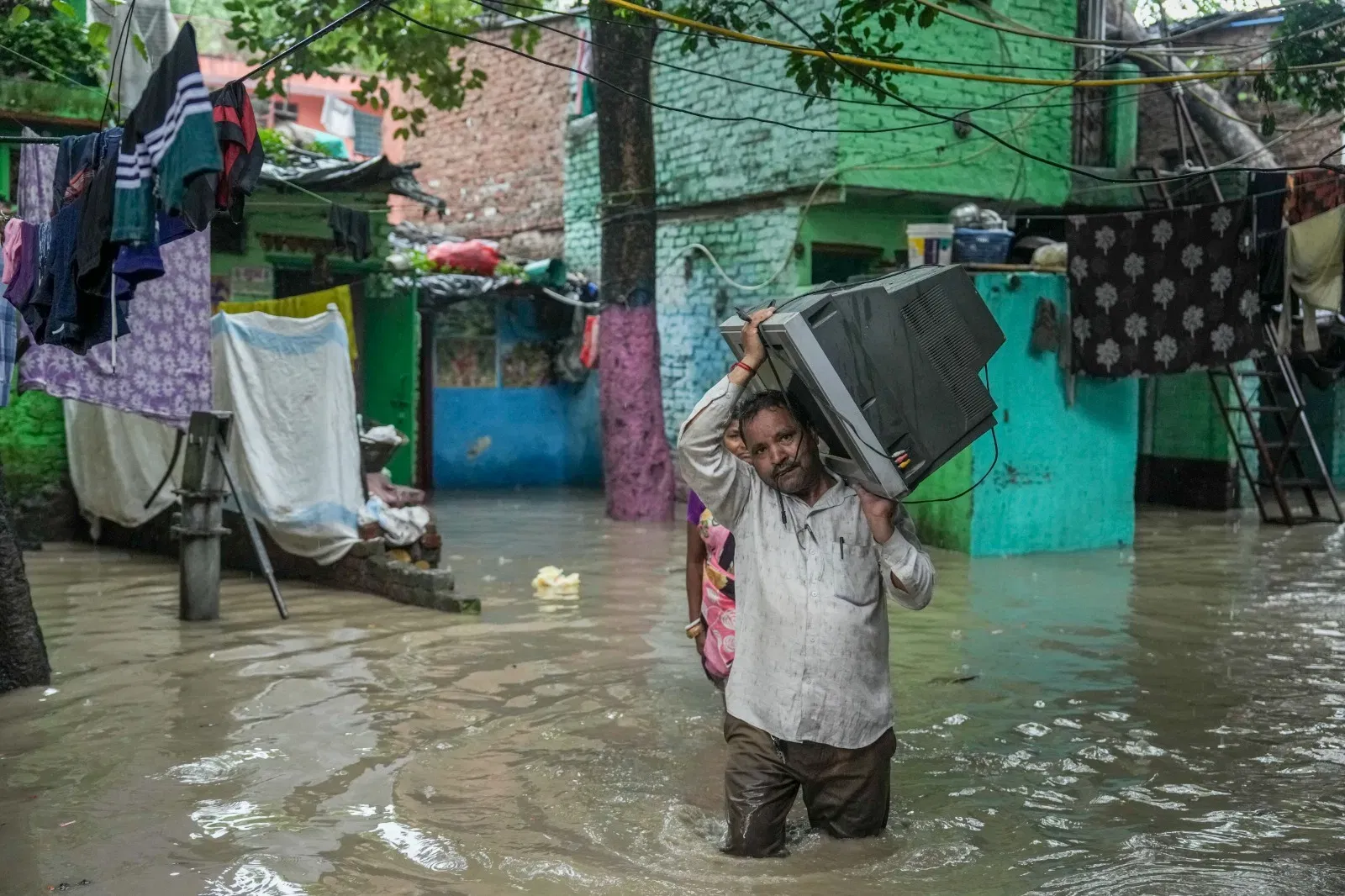 यमुना नदीचे पाणी आयएसबीटीजवळील निगमबोध घाट आणि डीडीएच्या वासुदेव घाटापर्यंत पोहोचले आहे. त्यामुळे या भागातील दुकाने बंद करण्यात आली आहेत. लोक त्यांचे सामान सुरक्षित ठिकाणी नेत आहेत. अनेक लोक बोटीच्या साह्याने ये-जा करत आहेत. (फोटो-PTI)