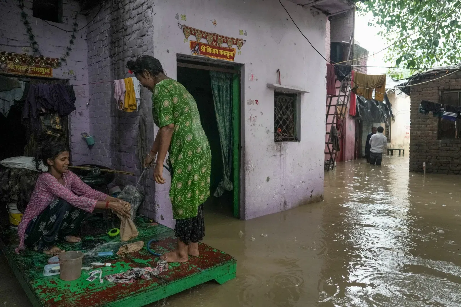 मयूर विहार उड्डाणपुलाच्या आसपास राहणारे लोक घरे सोडून सुरक्षित ठिकाणी स्थलांतरित झाले आहेत. तसेच यमुनेच्या काठावरील झोपडपट्ट्या पाण्याखाली गेल्या आहेत. बऱ्याच लोकांनी पुलावर आसरा घेतला आहे. (फोटो-PTI)