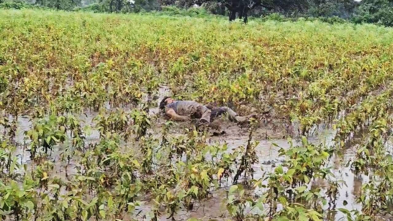 सुरुवातीला काही दिवस लपंडाव खेळणाऱ्या पावसाने नंतर जोरदार मुसंडी मारली. शेतात तळे साचले. रस्त्यांना नद्यांचे स्वरुप आले. अनेक ठिकाणी जमिनी खरडून वाहून गेल्या. जनावरं वाहून गेली. माणसं वाहून गेली. पिकं हातीची गेली. 