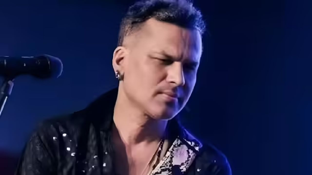 लाईफ जॅकेटशिवाय समुद्रात मारली उडी? प्रसिद्ध गायकाचा शेवटचा व्हिडीओ सर्वत्र व्हायरल, कुटुंबावर कोसळला दुःखाचा डोंगर लाईफ जॅकेटशिवाय समुद्रात मारली उडी? प्रसिद्ध गायकाचा शेवटचा व्हिडीओ सर्वत्र व्हायरल, कुटुंबावर कोसळला दुःखाचा डोंगर