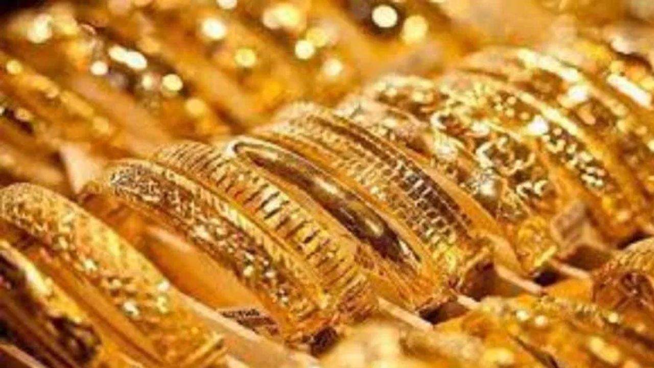 सोन्या, चांदीच्या दरात गेल्या काही दिवसांपासून सातत्यानं वाढ सुरूच आहे, आता पुन्हा एकदा आज सोन्याच्या दरात मोठी वाढ झाली असून, चांदी देखील चांगलीच महाग झाली आहे.  