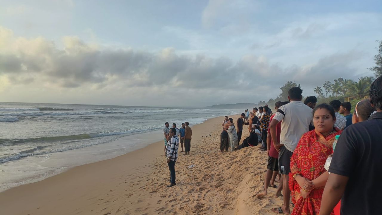 सिंधुदुर्ग जिल्ह्यात मोठी दुर्घटना घडली आहे, आठ पर्यटक समुद्रात बुडाले आहेत. घटनेची माहिती मिळताच तातडीनं बचाव कार्याला सुरुवात करण्यात आली. 