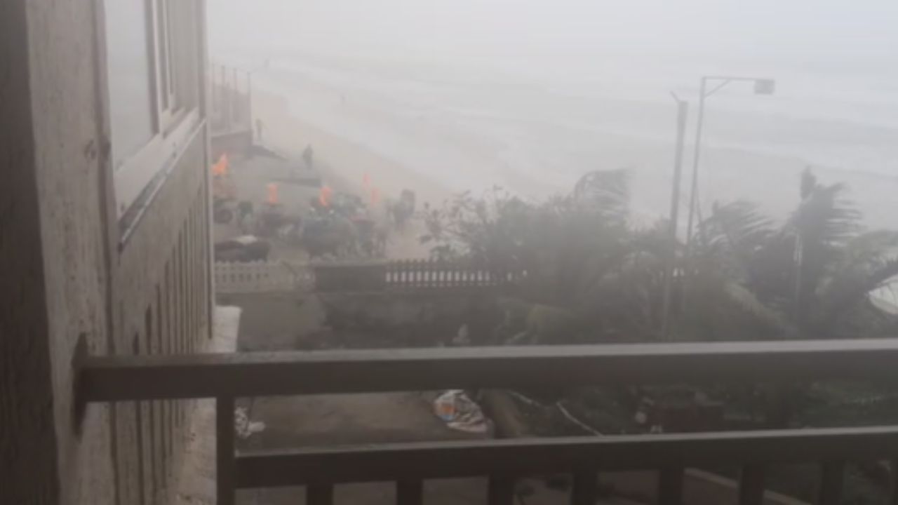 दरम्यान आता महाराष्ट्रावर सध्या एक मोठं संकट घोंघावत आहे. बंगालच्या उपसागरात तयार झालेल्या मेथी चक्रीवादळाचा तडाखा कोकण किनारपट्टीला देखील बसण्याची शक्यता आहे.