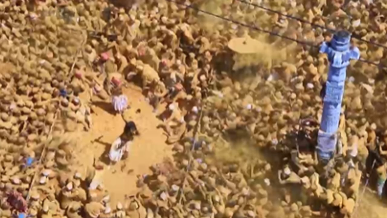 यावेळी  मानाच्या छत्र्या,ढोल-कैताळ,धनगरी ओव्यांनी परिसरात उत्साहाचे आणि भक्तिमय वातावरण निर्माण झाले. पिवळ्याधमक भंडाऱ्याच्या मुक्त उधळणीने संपूर्ण परिसराला सोनेरी चमक आली 