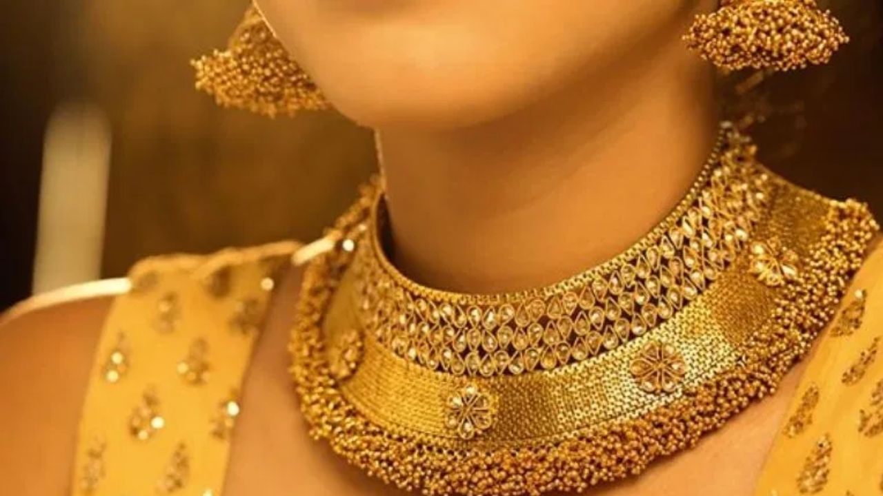 त्यामुळे आता  जळगावच्या सराफा बाजारात सोन्याचे दर विना जीएसटी प्रती तोळा 1 लाख 24 हजार 400 रुपयांवर पोहोचले आहेत, तर  चांदीचा दर 1 लाख 80 हजार रुपयांवर पोहोचला आहे.  