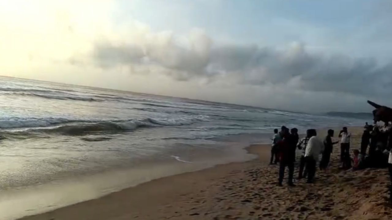 अजूनही दोन पर्यटक बेपत्ता असून त्यांचा शोध सुरू आहे, हे सर्व पर्यटक सिंधुदुर्ग जिल्ह्यातील असल्याची माहिती समोर येत आहे.     