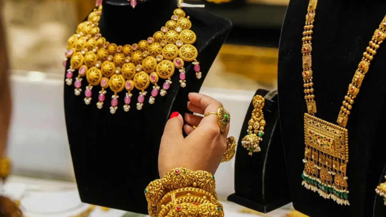 गेल्या काही दिवसांपासून सोने चांदीच्या दरात सतत वाढच होताना दिसत आहे, सोन्या -चांदीचे दर गगनाला भिडले असून, सोने खरेदी सामान्य लोकांच्या आवाक्याबाहेर गेली आहे. 