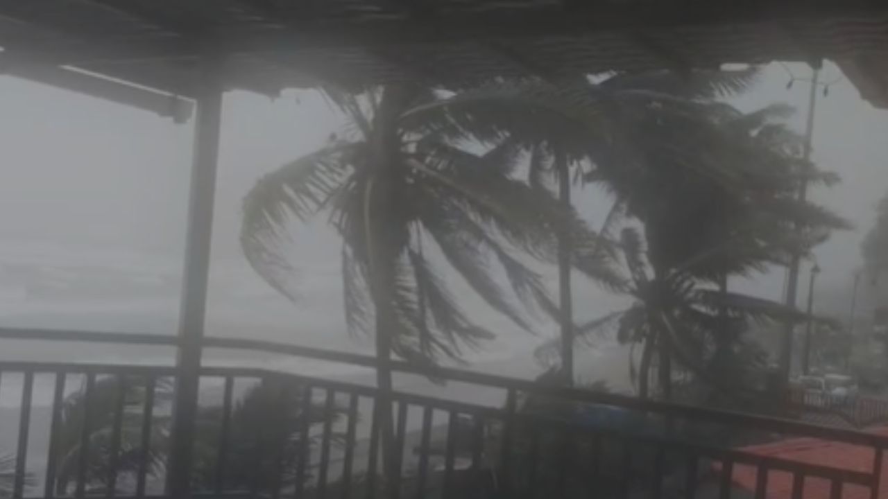 कोकणातच नव्हे तर मुंबईसह महाराष्ट्राच्या इतर जिल्ह्यांमध्ये देखील पावसाचा इशारा देण्यात आला असून, या पार्श्वभूमीवर सतर्कतेचं आवाहन करण्यात आलं आहे.