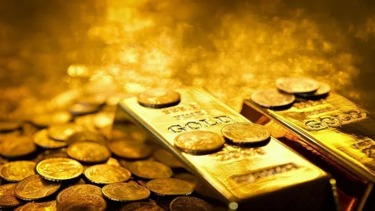 दिवाळीनिमित्त सराफा बाजारात मोठी उलाढाल होत असते, मात्र यंदा सोन्याचे दर प्रचंड वाढल्यानं, मागणी घटून या उलाढालीला ब्रेक लागण्याची चिंता व्यक्त केली जात आहे.