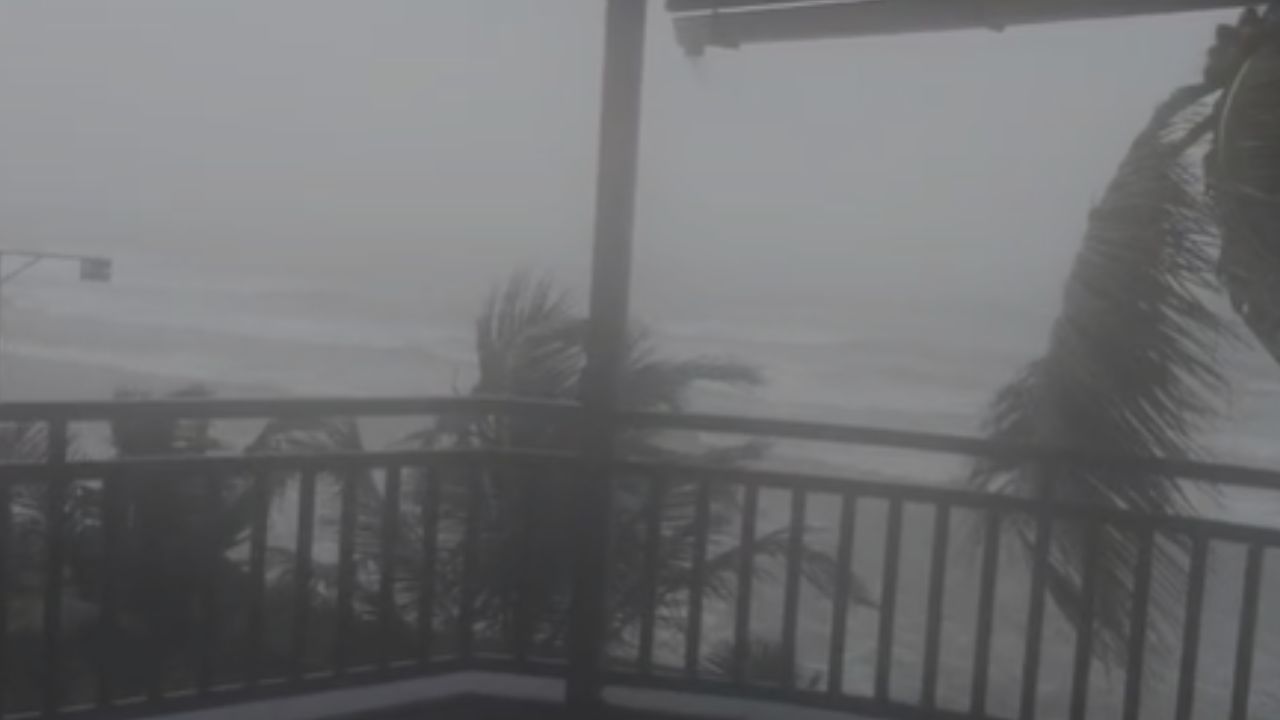 दुसरीकडे समुद्रातील वादळ सदृश्य परिस्थितीचा फटका हा आता गणपतीपुळेच्या समुद्र किनार्याला बसला आहे, गणपतीपुळेच्या समुद्र किनाऱ्यावर जोरदार वादळाला सुरुवात झाली आहे.