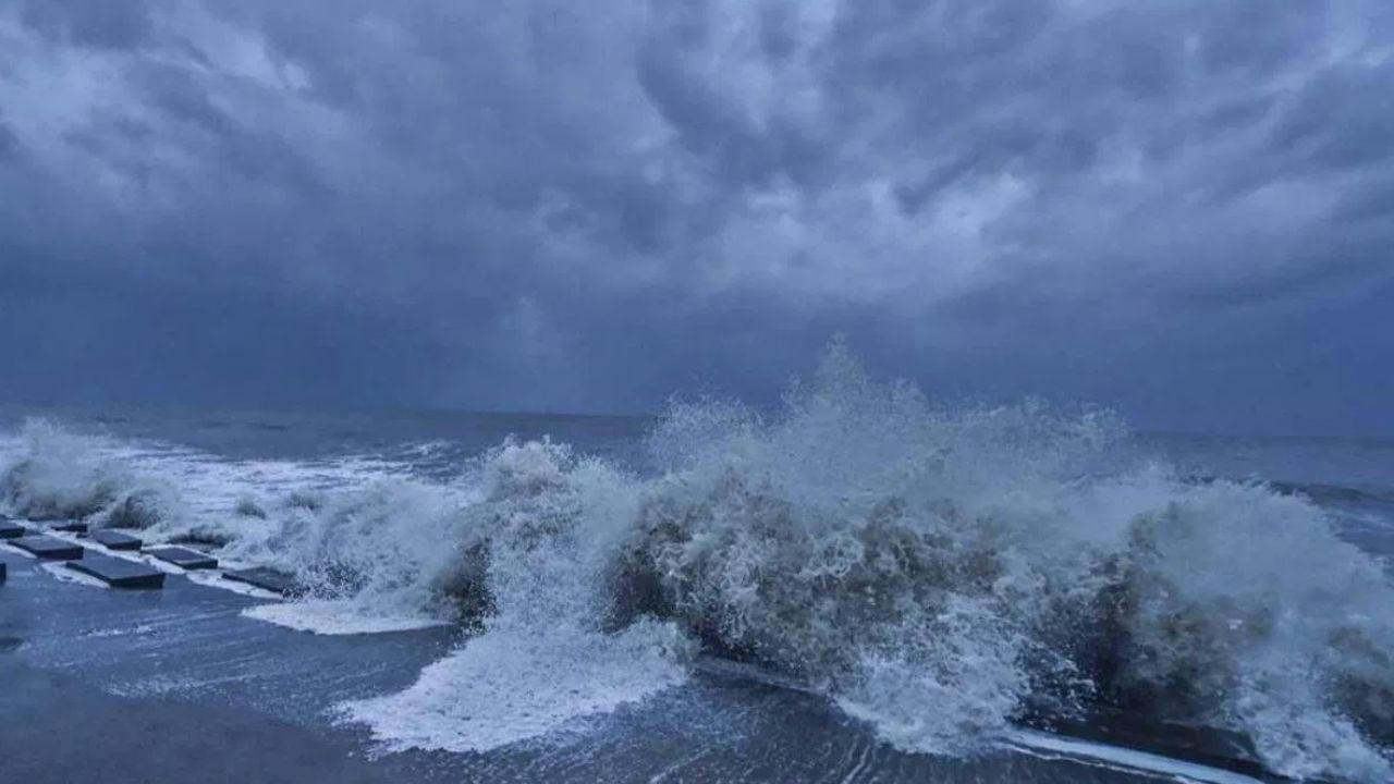 गणपतीपुळ्यातील समुद्र चांगलाच खावळला असून उंच लाटा याठिकाणी पहायला मिळत आहेत, या पार्श्वभूमीवर पोलिसांनी किनाऱ्यावरील पर्याटकांना बाहेर काढलं आहे.