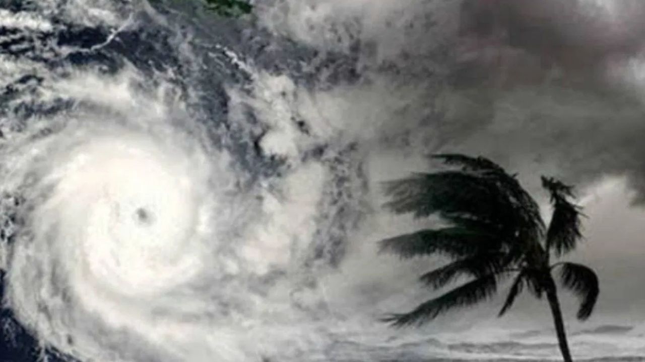 गेल्या काही दिवसांपासून समुद्रात वादळ सदृश्य परिस्थिती असून, सध्या रत्नागिरीसह आजूबाजूच्या परिसरात जोरदार वाऱ्यासह पाऊस सुरू आहे.