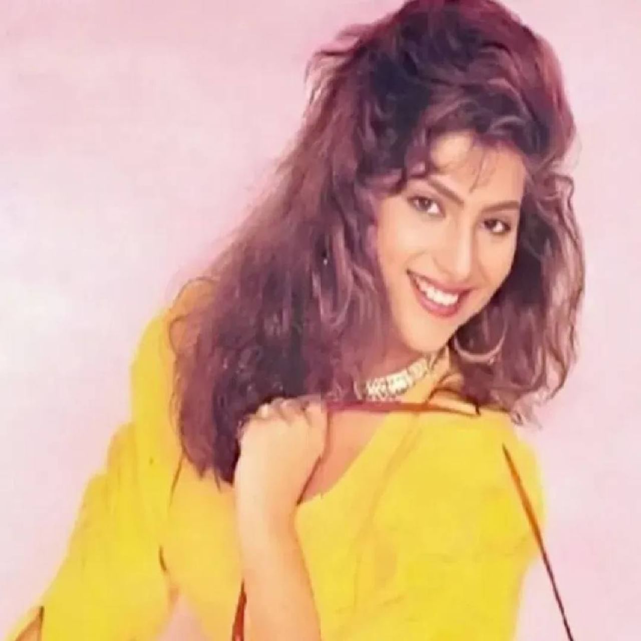 90 च्या दशकात जेव्हा बॉलिवूडमध्ये सोनम खानने पाऊल टाकलं, तेव्हा तिने आपला बोल्डनेस आणि सौंदर्याने सर्वांच लक्ष वेधून घेतलं. ऋषी कपूर आणि अमिताभ बच्चन सारख्या दिग्गजांसोबत सोनमने काम केलय. 'त्रिदेव' ची 'ओये-ओये गर्ल' आज वयाची पन्नाशी ओलांडल्यानंतरही आपला फिटनेस आणि ग्लॅमरच्या बळावर तरुण अभिनेत्रींना टक्कर देत आहे. 