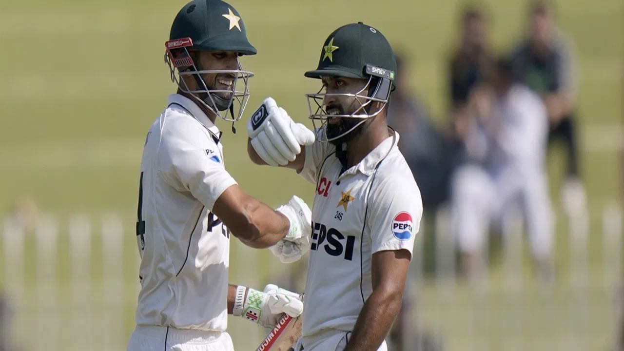 अब्दुल्लाह शफीक दक्षिण आफ्रिकेविरुद्ध 2 सामन्यांच्या कसोटी मालिकेत अपयशी ठरला. यावरुन पत्रकाराने शफीकला तु सातत्याने अपयशी का ठरतोय? याचं कारण काय? असा प्रश्न केला. यावरुन शफीकने पत्रकाराला योग्य प्रश्न विचारण्याचा सल्ला दिला. (Photo Credit : PTI)