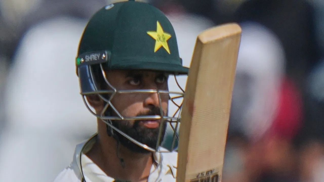 "अब्दुल्लाह शफीक याने स्वत:चं तोंड पाहिलंय का? तो एका पत्रकाराला प्रश्न निट विचारायला सांगतोय. त्याला 50 धावाही करणं अवघड झालंय. या खेळाडूंना बोलण्याची शिस्तच नाही", अशा शब्दात लतीफ यांनी शफीकला सुनावलं. (Photo Credit : PTI)