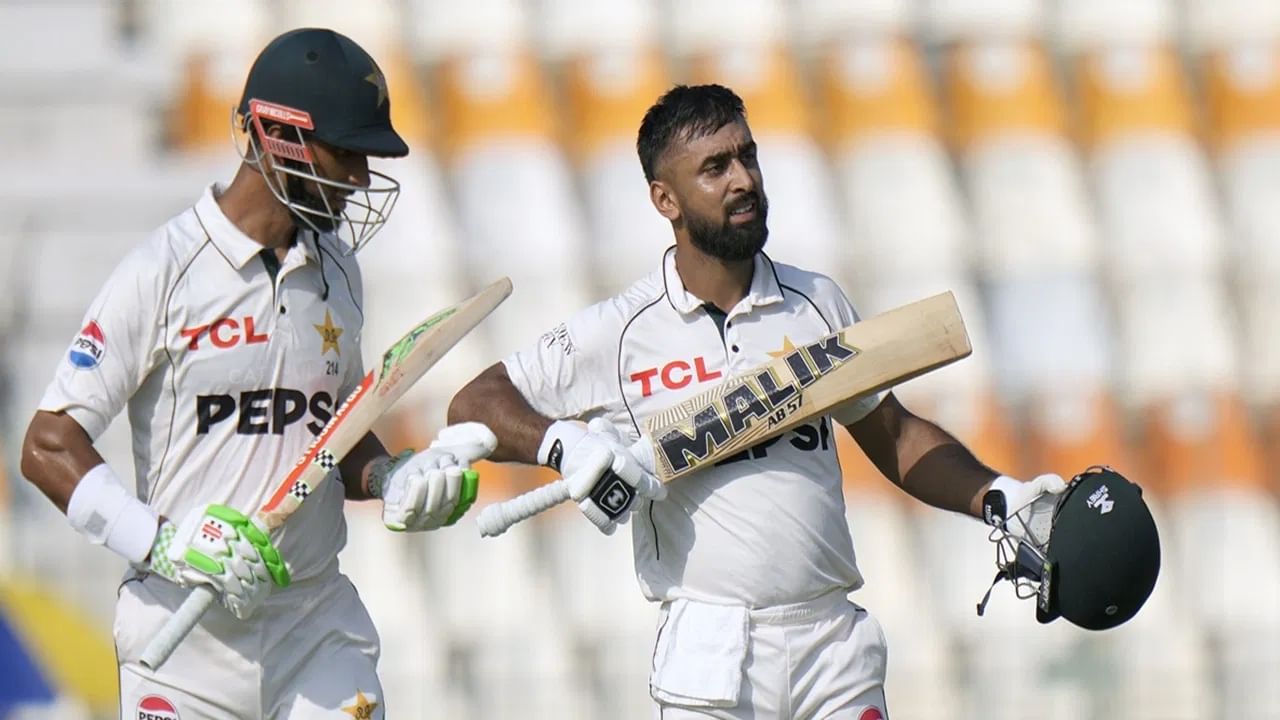 अब्दुल्लाह शफीकने आतापर्यंत पाकिस्तानचं 24 कसोटी सामन्यांमध्ये प्रतिनिधित्व केलंय. अब्दुल्लाहने 37.44 च्या सरासरीने 1 हजार 610 धावा केल्या आहेत. शफीकने 5 शतकं आणि 6 अर्धशतकं झळकावली आहेत. (Photo Credit : PTI)