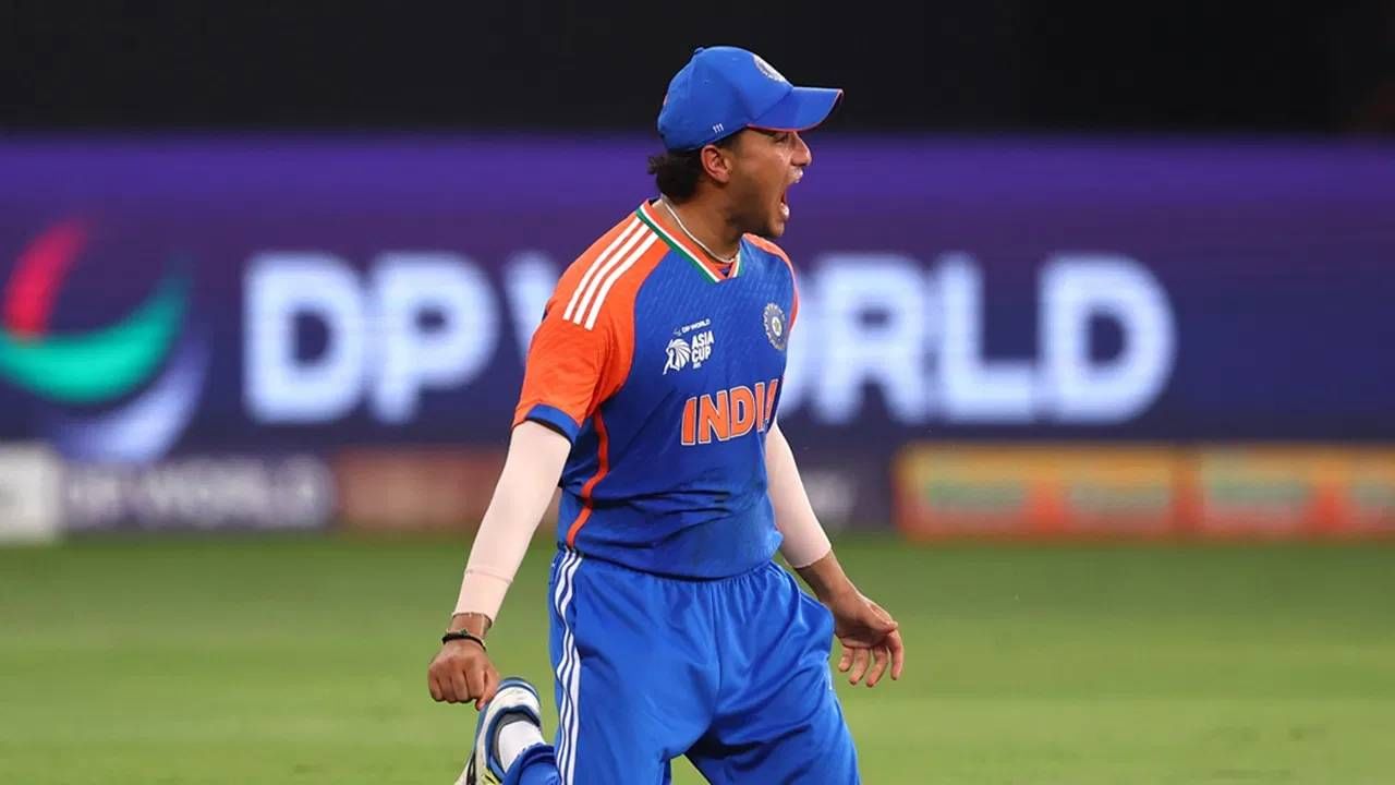 आयसीसीच्या प्लेयर ऑफ द मंथच्या पुरस्कारांच्या शर्यतीत भारताचा फिरकीपटू कुलदीप यादव आणि झिम्बाब्वेचा सलामीवीर फलंदाज ब्रायन बेनेट हे देखील होते. पण या दोघांना मागे टाकत अभिषेक शर्माने पुरस्कार पटकावला आहे. कुलदीपने आशिया कपमध्ये 17 विकेट्स घेतल्या होत्या. तर बेनेटने टी20 वर्ल्डकप पात्रता फेरीत शतक झळकावले होते. (फोटो-Francois Nel/Getty Images)