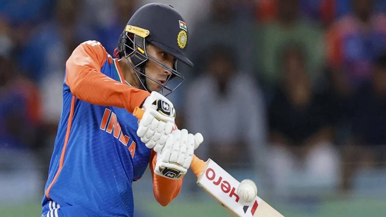 अभिषेक शर्माने 314 धावा केल्याबद्दल त्याला आशिया कप स्पर्धेत प्लेअर ऑफ द सिरीज पुरस्कारही मिळाला होता. आता आयसीसीकडून अभिषेक शर्माला सप्टेंबर महिन्यासाठी प्लेयर ऑफ द मंथचा पुरस्कार दिला जाणार आहे. (Photo- PTI)