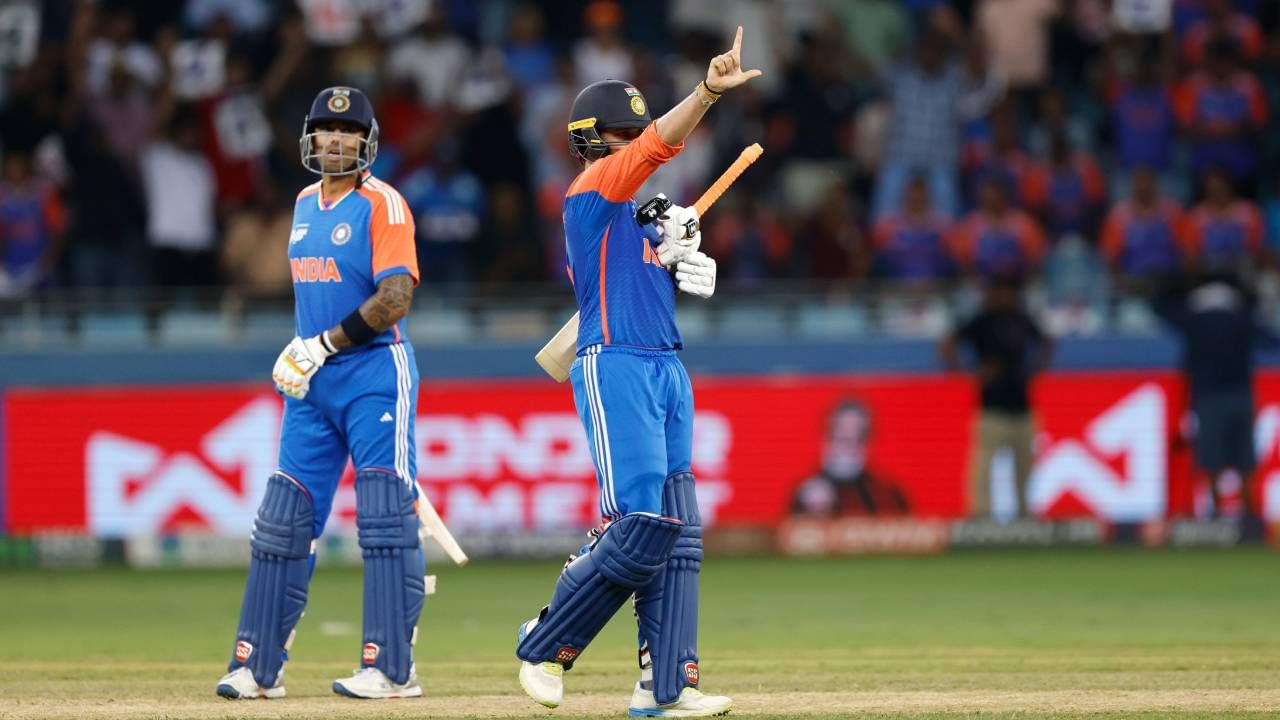 अभिषेक शर्माने पाकिस्तानी संघाचा यष्टिरक्षक फलंदाज मोहम्मद रिझवानचा मोठा विक्रम मोडला आहे. 2021 मध्ये मोहम्मद रिझवानने 42 षटकार मारले होते. आता, अभिषेकने मोहम्मद रिझवानला मागे टाकत 20254 मध्ये 43 षटकार मारले आहेत. (Photo- BCCI Twitter)