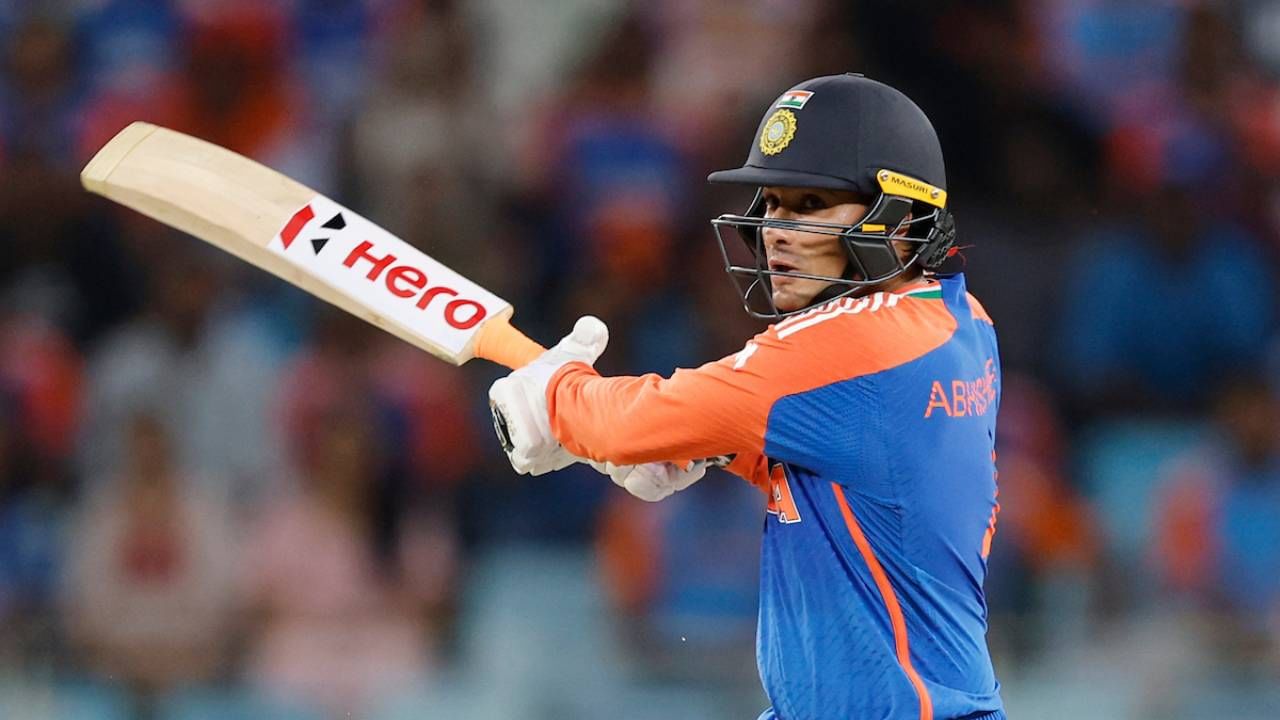 अभिषेक शर्माने आंतरराष्ट्रीय टी20 क्रिकेटमध्ये सातत्याने उत्कृष्ट कामगिरी केली आहे. ऑस्ट्रेलियाविरुद्ध मेलबर्न सामन्यात त्याच्या डावातील दुसरा षटकार मारला आणि एका वर्षात सर्वाधिक षटकार मारणारा खेळाडू बनला.(Photo- BCCI Twitter)