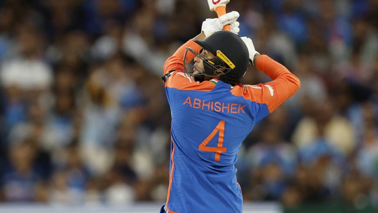 टी20 आंतरराष्ट्रीय क्रिकेटमध्य सूर्यकुमार यादव, फिल साल्टने 25 पेक्षा कमी चेंडूत सात वेळा अर्धशतक ठोकलं आहे. आता अभिषेक शर्मा या दोन्ही खेळाडूंसह त्यांच्या पंगतीत बरोबरीने बसला आहे. (Photo- BCCI Twitter)